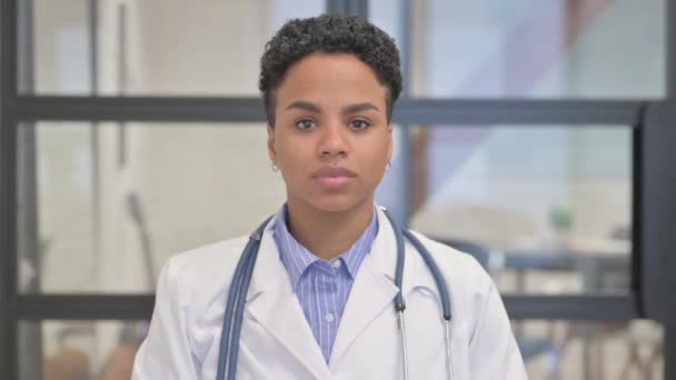 Chame Para Gesto Ajuda Por Médico Africano Feminino — Vídeo de Stock