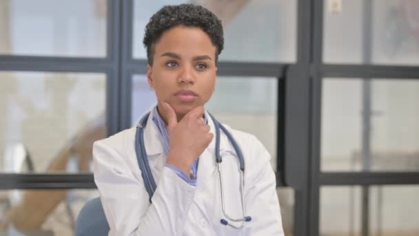 Pensive African Female Doctor Thinking Treatment Plan — Stock Video