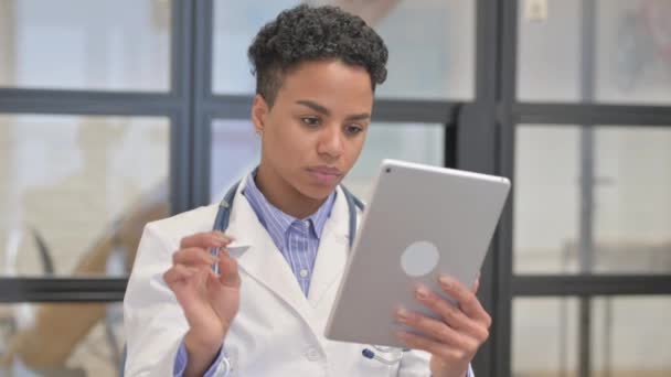 Retrato Médica Africana Usando Tablet Digital — Vídeo de Stock