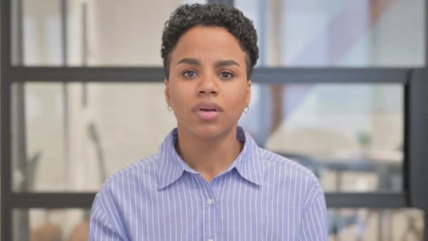 Ofiste Öksüren Hasta Afrikalı Kadın Portresi — Stok video