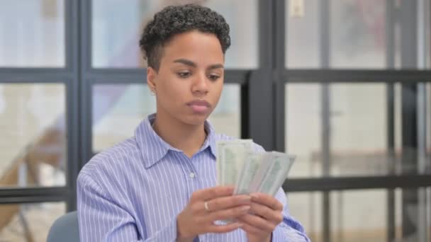 Retrato Mulher Africana Contando Dinheiro — Vídeo de Stock