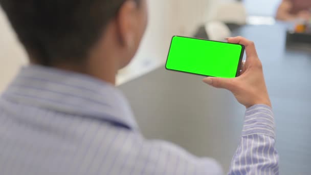 Använda Smartphone Med Grön Chroma Key Screen — Stockvideo