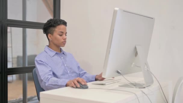 Femeia Africană Care Lucrează Calculatorul Desktop — Videoclip de stoc
