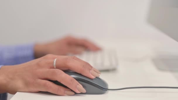 Tangan Wanita Bisnis Menggunakan Tetikus Komputer — Stok Video