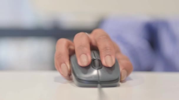 Закрытие Женской Руки Помощью Компьютерной Мыши — стоковое видео
