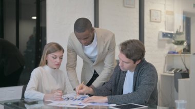 Karışık Irk İnsanları Ofiste İş Tartışıyor