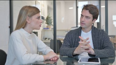 Genç Girişimciler Ekibi Ofiste Konuşuyor