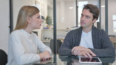 Karışık Irk Girişimcileri Ofiste İş Tartışması