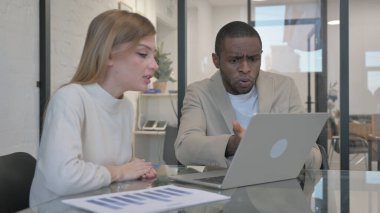 Dizüstü bilgisayarda çalışırken Kızgın Karışık Irk İnsanları Tartışıyor