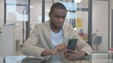 Afrikalı Adam Smartphone 'da İnternet Taraması