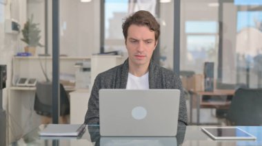 İş İçin Dizüstü Bilgisayarda Orta Yaşlı Adam Yazıyor