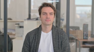 Ofisteki Ciddi Sıradan Genç Adamın Portresi