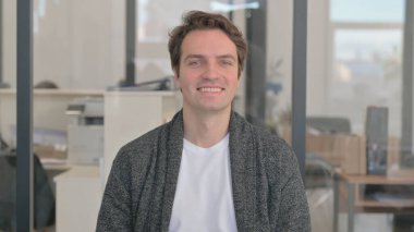 Ofiste Gülümseyen Sıradan Genç Adam Portresi