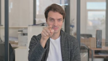 Kamerayı gösteren kendinden emin genç adamın portresi.