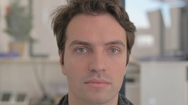 Ciddi adam yüzünü kapat