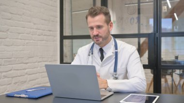 Klinikte Orta Çağ Doktorunun Çevrimiçi Video Sohbeti