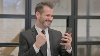 Orta Çağ İşadamı 'nın Portresi Telefonda Başarı Kutlaması