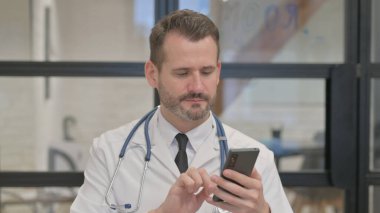 Smartphone kullanan Orta Çağ Doktorunun Portresi