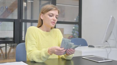 Genç Sarışın Kadın Ofiste Para Sayıyor