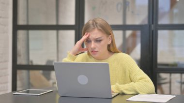 Dizüstü bilgisayarda Kayıptan Şok Olan Sıradan Yaratıcı Kadın