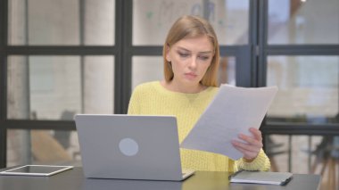 Belgeler ve Laptop Üzerinde Çalışan Sıradan Yaratıcı Kadın