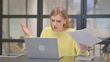 Belgeler ve Laptop üzerinde çalışırken Yaratıcı Kadın Şok Oldu