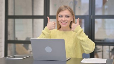 Ofisteki Yaratıcı Kadın 'dan İki Elle Başparmak Yukarı