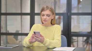 Günlük Yaratıcı Kadın Telefonla İnternet Taraması