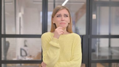 Kırık Sarışın Genç Kadının Portresi Ağlıyor