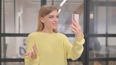 Sarışın Genç Kadın Akıllı Telefon 'da Video Sohbeti Yapıyor