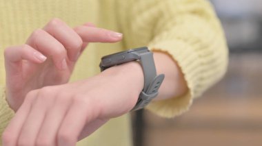 Akıllı Saat kullanarak Kadın Eli 'ni kapat