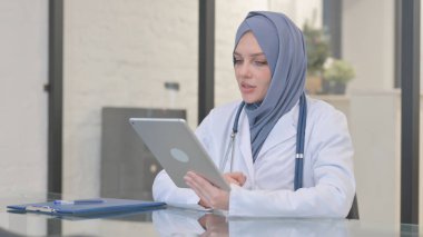 Müslüman Kadın Doktor Tablette Video Sohbeti Yapıyor