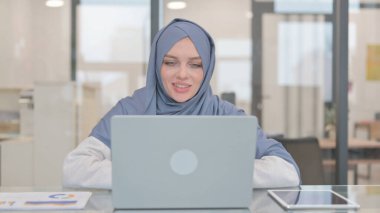 Ofiste Video Sohbeti Yapan Arap Kadın