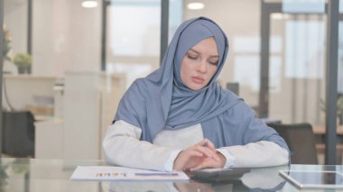 Finansal Hesaplamalar, Evraklar Yapan Arap Kadın
