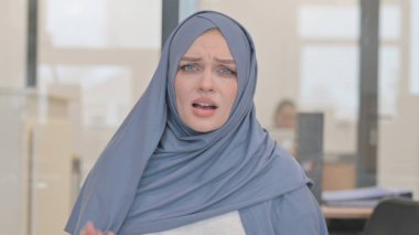 Kızgın Arap Kadın Portresi Tartışıyor, Video Sohbeti
