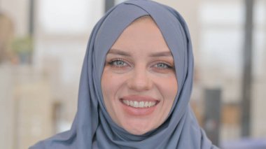 Gülümseyen Arap Kadın Yüzüne yakın çekim