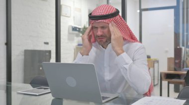 Migreni olan Ortaçağ Müslüman Adamı Ofiste Çalışıyor