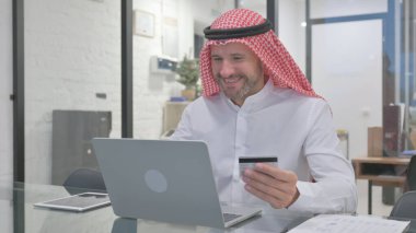 Heyecanlı Orta Çağ Müslüman Adamı Çevrimiçi Alışverişin keyfini çıkarıyor