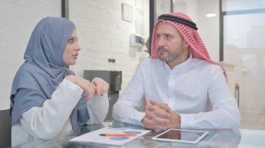 Müslüman Kadın ofiste Arap Adamla Konuşuyor