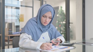 Başörtülü Kadın Finans ve Sayma Üzerinde Çalışıyor
