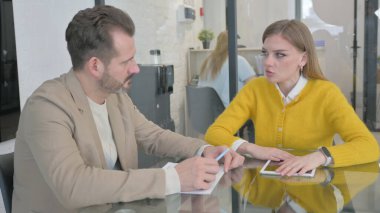 Orta Çağ Erkeğiyle Konuşan Genç Kadın