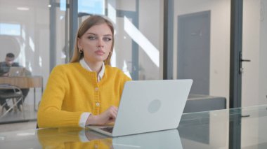 Genç Kadın İş Başında Kameraya Bakıyor