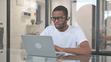 Kulaklıklı Afrikalı Amerikalı Çağrı Merkezi 'nde Müşteriyle Konuşuyor