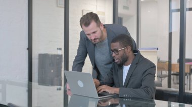 Ayakta Duran Adam Laptopta Afrikalı Adamla Çalışıyor