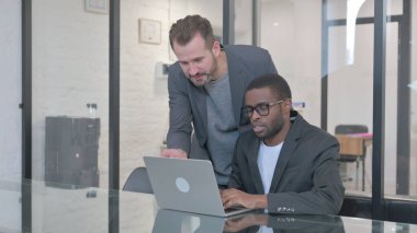 Kızgın Adam, Afrikalı Çalışanlara İşyerinde Kızgın Duruyor