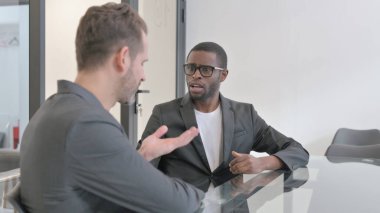 Kızgın Afrikalı Adam Takım Arkadaşıyla Tartışıyor