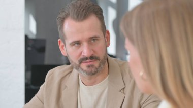Kadın İşçi Toplantısında Konuşan Erkeğin Kapanışı