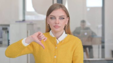 Baş parmakları aşağıda genç bir kadının portresi