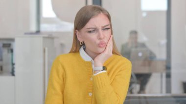 Ofiste Diş Ağrısı Olan Genç Kadın Portresi