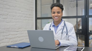 Afrikalı Kadın Doktor Klinikteki Kamerada Gülümsüyor